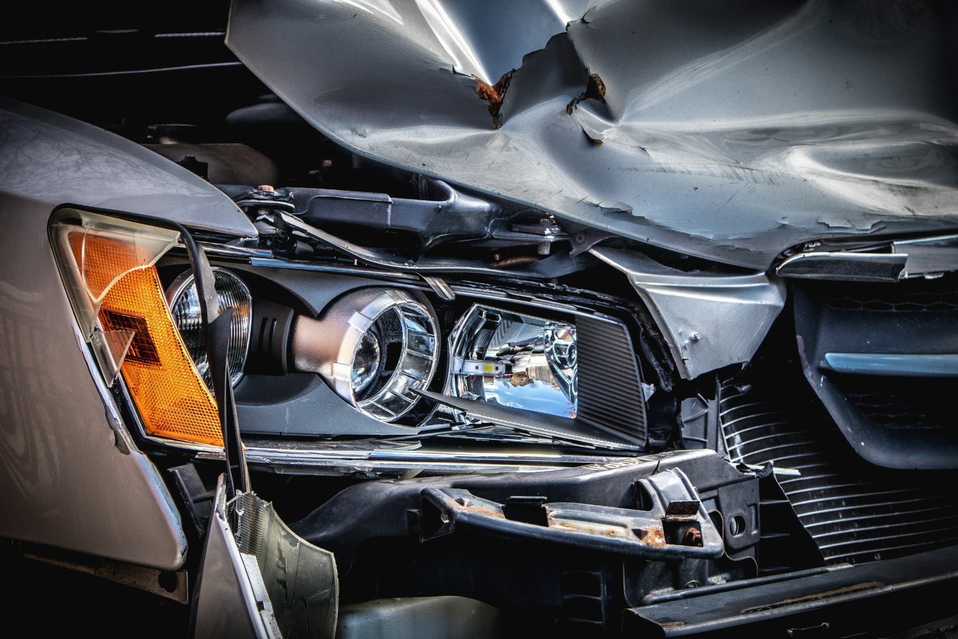 Zwaar beschadigde voorkant van een autowrak